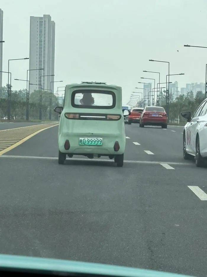 车还在机动车道◇‍翡翠湾到花溪公馆道路存在安全隐患！澳门新葡京入口溧阳永安兰苑通知选房了◇‍禁止上路的(图3)